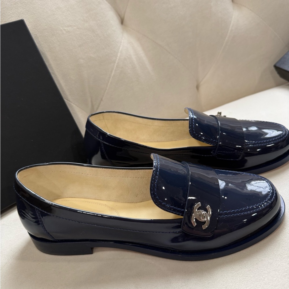 CHANEL Navy Blue Patent Leather Loafers size 39 - Picture 4 of 12